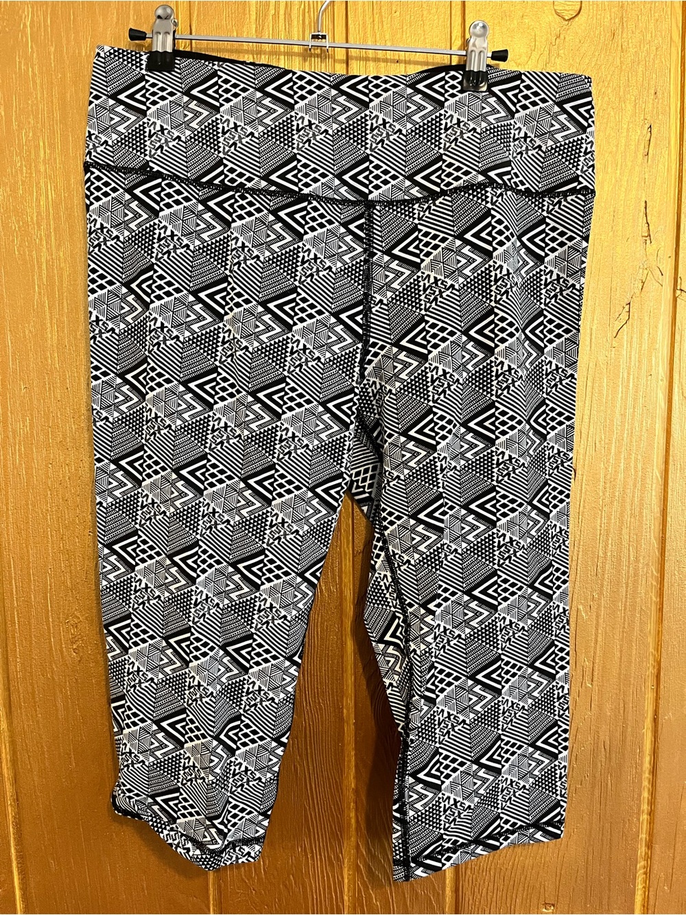 Victoria's Secret Black & White Geometric Crop Leggings